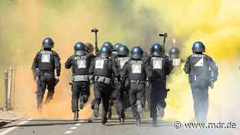 Polizei Dresden veröffentlicht weiteres Fahndungsplakat zu Dynamo-Krawallen - MDR