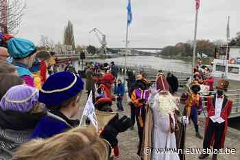 Goedgemutste Sint meert onder massale belangstelling aan in Vilvoorde