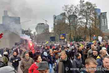 35.000 betogers verzamelen in Brussel tegen coronamaatregelen: sfeer stilaan grimmiger, waterkanon staat klaar