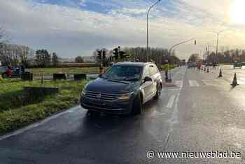 Auto gaat door middenberm bij brouwerij Duvel en zorgt voor file
