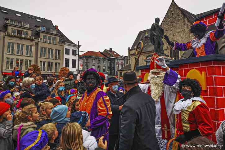Sinterklaas strooit kwistig met voetballen op de markt