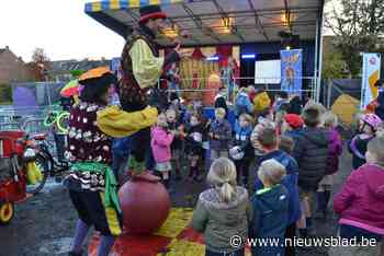 Sinterklaas en zijn Pieten delen snoep uit