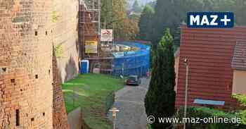 Abdeckung schützt Naturstein Gemäuer an der Burg Eisenhardt in Bad Belzig - Märkische Allgemeine Zeitung