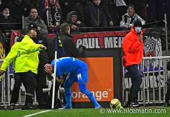 Dimitri Payet touché à la tête par une bouteille d'eau, le match de foot Lyon-Marseille interrompu