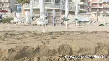 Mareggiata per lo scirocco, erosi due metri di spiaggia a Caorle - la Nuova di Venezia