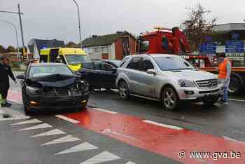 Drie auto's botsen aan afrit (Olen) - Gazet van Antwerpen Mobile - Gazet van Antwerpen