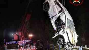 Cuneo, auto finisce nella scarpata: morti due ventenni, gravi altri due amici - Fanpage