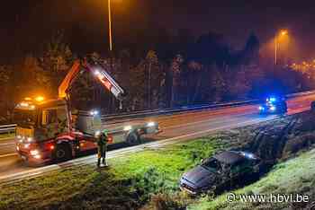Auto belandt in gracht op Klaverblad Lummen (Lummen) - Het Belang van Limburg Mobile - Het Belang van Limburg
