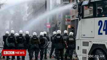 Covid: Water cannons and tear gas fired at protesters in Belgium