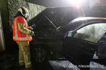 Auto brandt uit in Bellem (Aalter) - Het Nieuwsblad