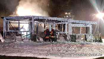 Feuer auf Campingplatz: Wohnwagen stehen in Bad Liebenzell in Flammen