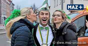 Karneval mit 2G-Plus: Narren aus 15 Vereinen ziehen feiernd durch Rathenow - Märkische Allgemeine Zeitung