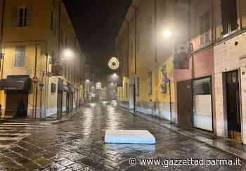 Un materasso in mezzo alla strada in via Farini - Gazzetta di Parma
