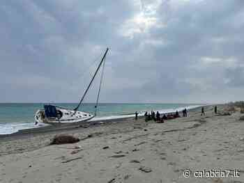 Sbarchi migranti, sindaco della provincia di Crotone chiede rimozione relitti - Calabria 7