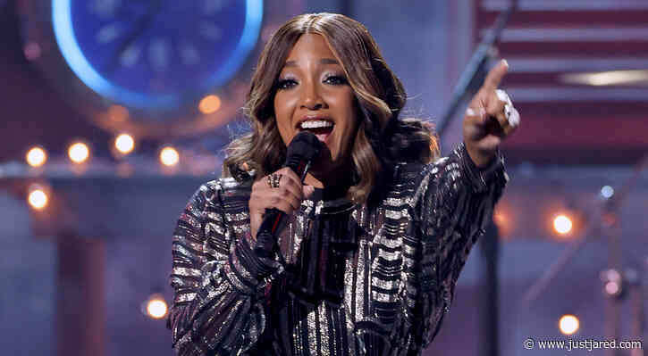 Mickey Guyton Delivers the Most Powerful Vocals of the Night at AMAs 2021 - Watch Her Performance!