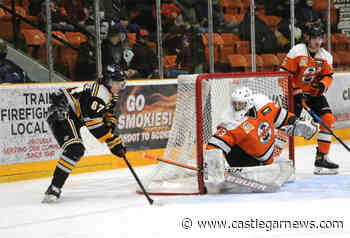 Trail Smoke Eaters split home games against Island teams - Castlegar News