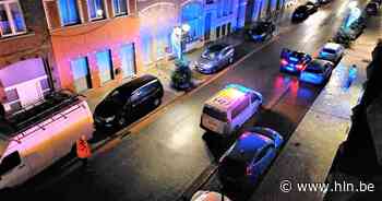 Wagen aan het slippen op het Kerkplein, twee geparkeerde auto's geramd - Het Laatste Nieuws