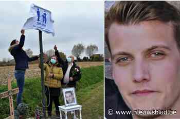 Mama en zus onthullen herdenkingsbord voor verongelukte Kevi... (Lendelede) - Het Nieuwsblad