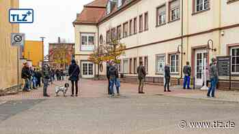 Bürger sind frustriert in der Corona-Impfschlange in Apolda - Thüringische Landeszeitung