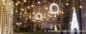 Lecco. Viale Turati con le luminarie In centro proiezioni sugli edifici - La Provincia di Lecco