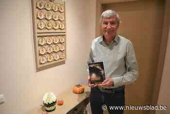 Voormalig gemeentesecretaris zet ‘bril van een atheïst’ op in nieuwste boek: “Diepgelovigen kunnen dit best niet lezen”