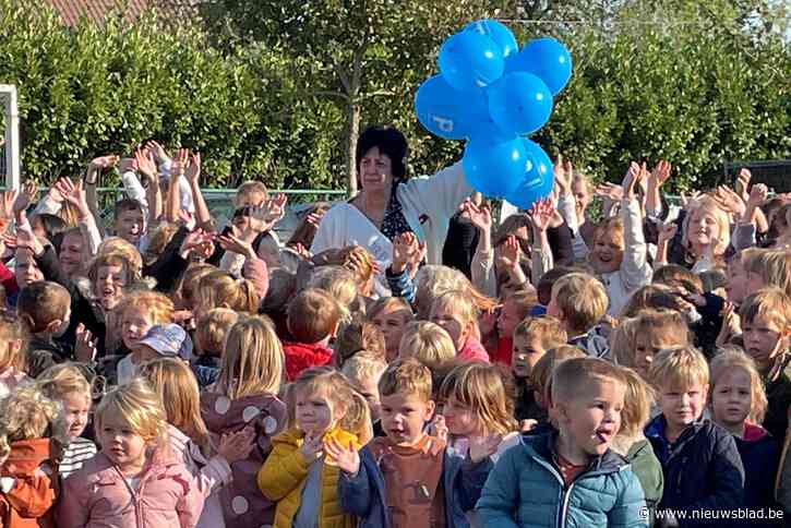 Kinderen wuiven juf Hilde uit