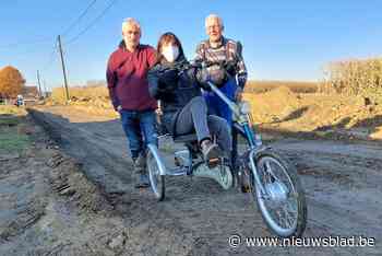 Kristien moet door werken met haar driewieler langs modderige velden: “Volledig van de bewoonde wereld afgesneden”
