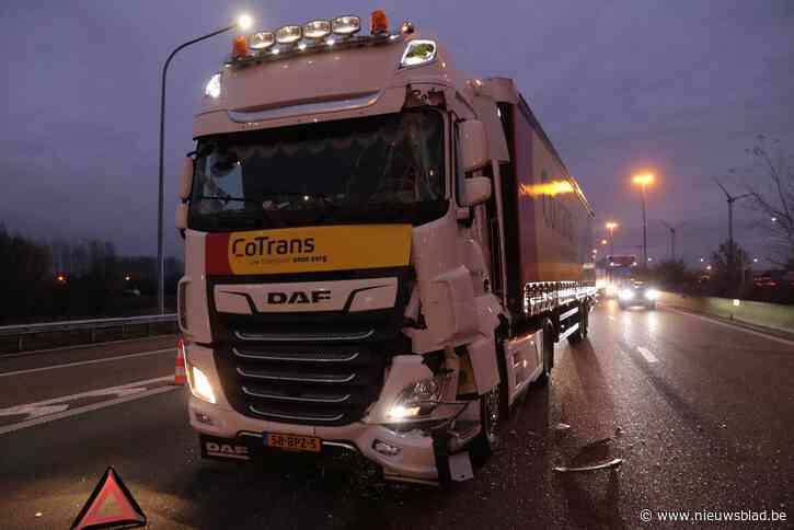 Zware verkeershinder door ongeval met twee trucks op E17 in Kalken