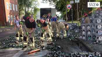 Lkw verliert Ladung: Haufenweise zerbrochene Flaschen vor der Stadthalle in Parchim | svz.de - svz.de