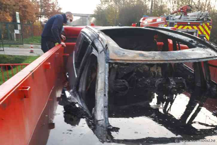 Brandweer heeft handen vol met autobrand op snelweg: elektrisch voertuig ondergedompeld in container met water