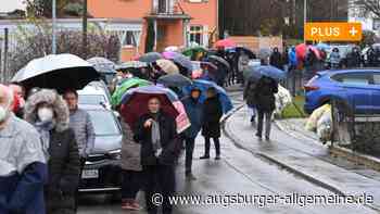 Schlange stehen für den Booster: Riesiger Andrang beim Impfen im Kreis Augsburg - Augsburger Allgemeine