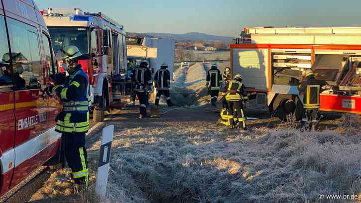 Fahrer bei Ebern von eigenem Lastwagen überrollt - BR24