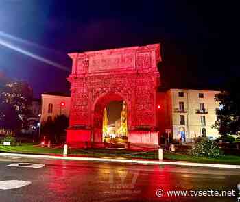ARCO DI TRAIANO SI ILLUMINA DI ROSSO PER LE MALATTIE RARE. FOTO - TV Sette Benevento