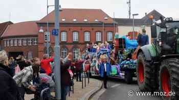 Karneval im Havelland: Karnevalsumzug in Rathenow – RCC mit 15 Gastvereinen und jeder Menge Kamelle - moz.de
