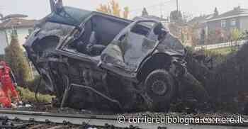 Parma, pulmino sui binari: indagati il conducente e il macchinista del treno - Corriere della Sera