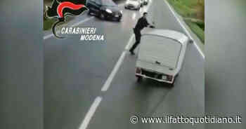 Modena, uomo a bordo di un apecar a zigzag in contromano: il carabiniere lo blocca così – Video - Il Fatto Quotidiano