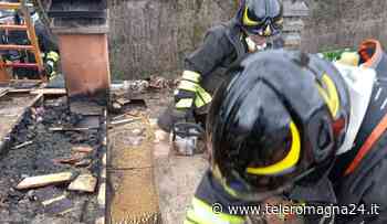 FORLI': Tetto in fiamme, 3 squadre di vigili del fuoco al lavoro | FOTO - Teleromagna24
