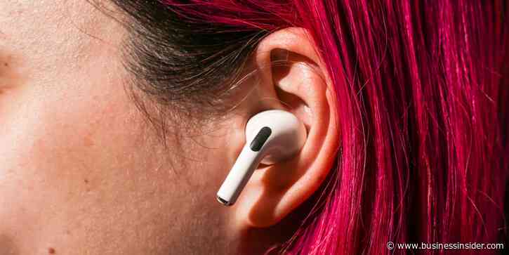 How to connect two pairs of AirPods to one phone and listen to music simultaneously with a friend