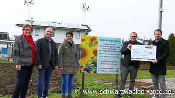 Spendenübergabe: Blühendes Zeichen der Solidarität