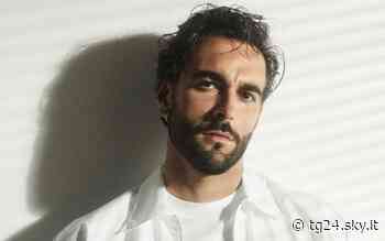 Marco Mengoni, svelata la cover dell'album Materia (Terra): maxi affissione a Milano - Sky Tg24