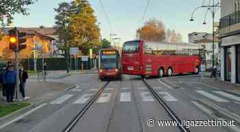 Il tram si scontra con un pullman in via San Marco: traffico in tilt - Il Gazzettino