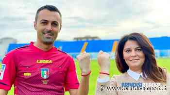 L'arbitro Marco Di Bello in campo con il braccialetto rosso contro la violenza - BrindisiReport