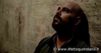 Marco D’Amore: “Io e Saviano bohémien, a Servillo davo del Lei. E la maglia di Maradona” - Il Fatto Quotidiano