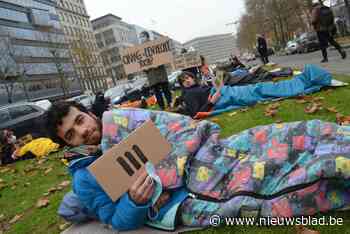 Actievoerders in slaapzakken voor kabinet van Sammy Mahdi: “Mensenrechten? Hier slapen mensen op straat”