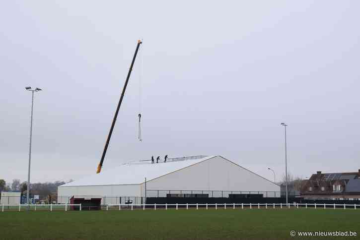 Overkapping tennisterreinen kampt met vertraging: “Materiaal later geleverd door corona”