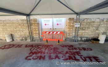 Putignano - Scritte "No Vax" all'hub vaccinale di S. Michele in Monte Laureto - Putignano Informatissimo