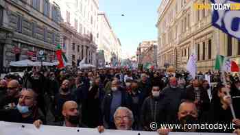 VIDEO | I tassisti invadono Roma da tutta Italia: rabbia contro il decreto concorrenza di Draghi