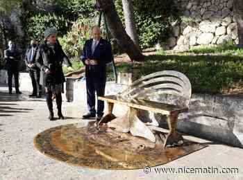 Face à la mer, un banc érigé avec des déchets plastiques à Monaco