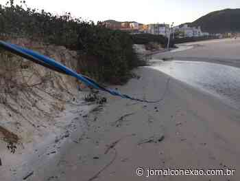 Fio elétrico está dentro da água do Rio Capivari e postes novos ameaçam cair pela erosão na praia | Jornal - Jornal Conexão Comunidade