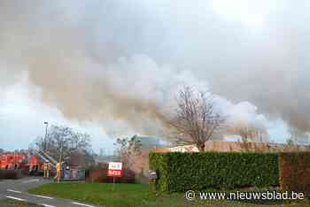 Brand in loods textielbedrijf op industriepark kilometers ver te zien: 40 werknemers geëvacueerd